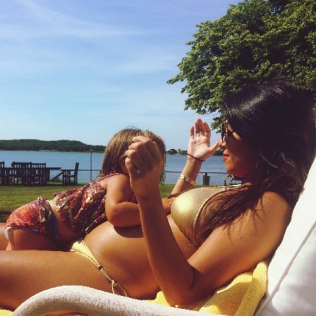 Kim Kardashian, Kourtney Kardashian Instagram